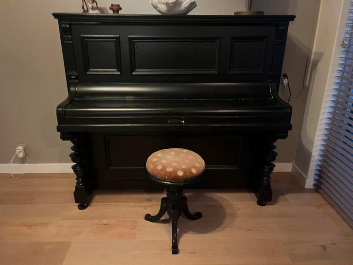GRATIS - Mooie oude klassieke piano + kruk, Muziek en Instrumenten, Piano's, Gebruikt, Piano, Zwart, Ophalen