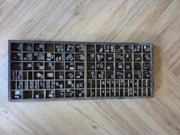 Letterbak met letters beschikbaar voor biedingen