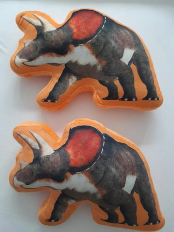 2 Dino kussentjes met Triceratops plaatje beschikbaar voor biedingen