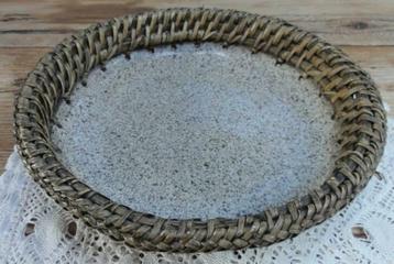 Gemeleerde keramieke schaal met rieten rand beschikbaar voor biedingen