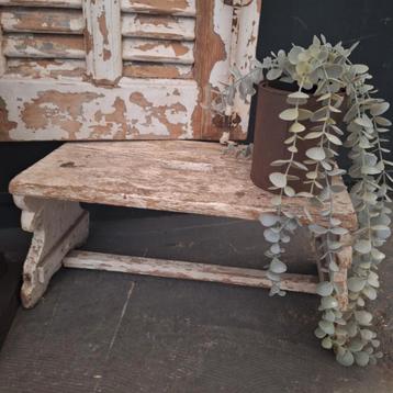 Brocante wit vensterbankje - 50x22x23cm beschikbaar voor biedingen
