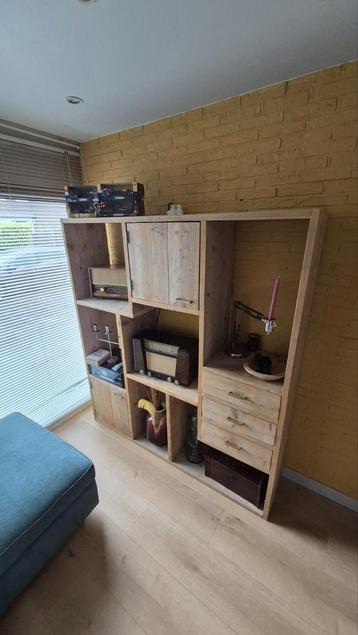Stijgerhouten wandkast