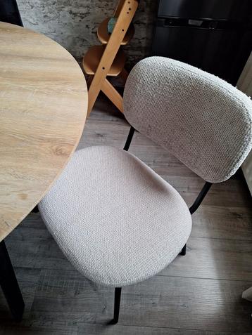 Eettafel met stoelen