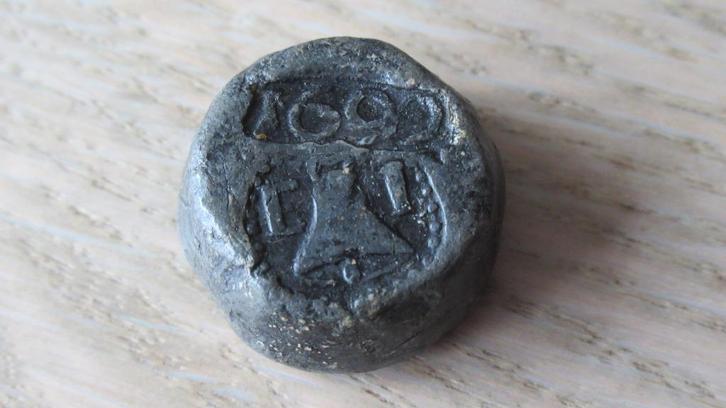 Loden gewicht jaartal 1692 en afb bel  Friesland / vondst, Antiek en Kunst, Antiek | Gereedschap en Instrumenten, Ophalen of Verzenden