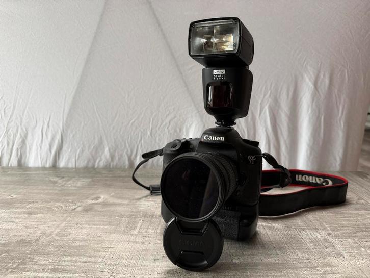 Canon EOS 7D met flitser, grip, 2 accu’s en 18-50mm f/2.8, Audio, Tv en Foto, Fotografie | Accu's en Batterijen, Gebruikt, Ophalen of Verzenden