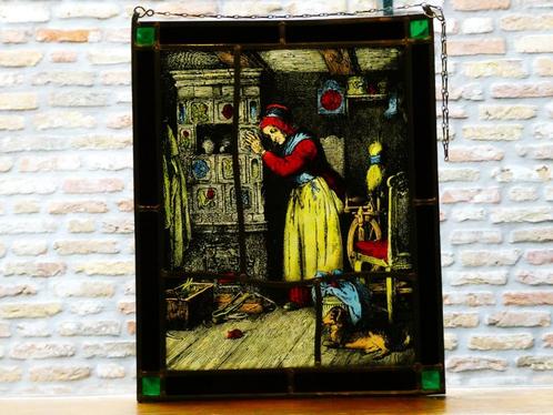 Glas in lood raamhanger vrouw met spinnewiel hond en muis, Antiek en Kunst, Curiosa en Brocante, Ophalen of Verzenden
