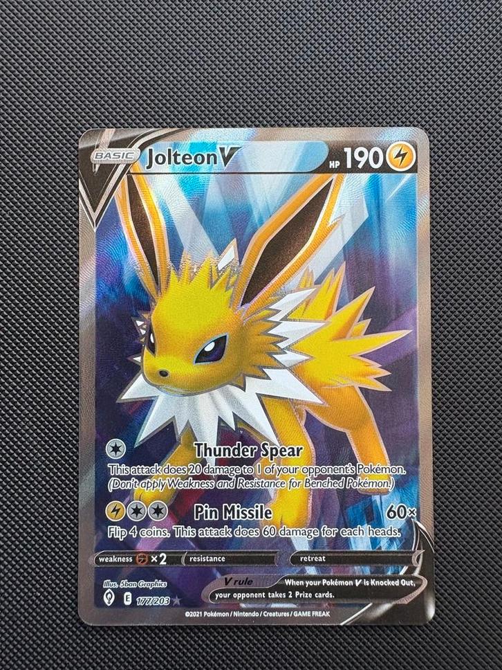 Jolteon V evs 177, Hobby en Vrije tijd, Verzamelkaartspellen | Pokémon, Zo goed als nieuw, Ophalen of Verzenden