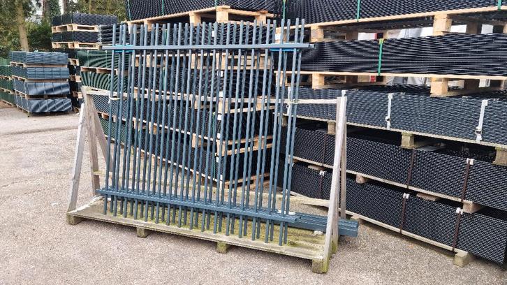 Spijlenhekwerk 200cm hoog 180cm breed 2 stuks incl palen, Tuin en Terras, Tuinhekken en Hekwerk, Nieuw, Spijlenhekwerk, IJzer