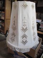 Lampekap, hardanger geborduurd, met franje hoog 51 cm doorsn, Huis en Inrichting, Gebruikt, Wit, Ophalen of Verzenden, 50 cm of meer