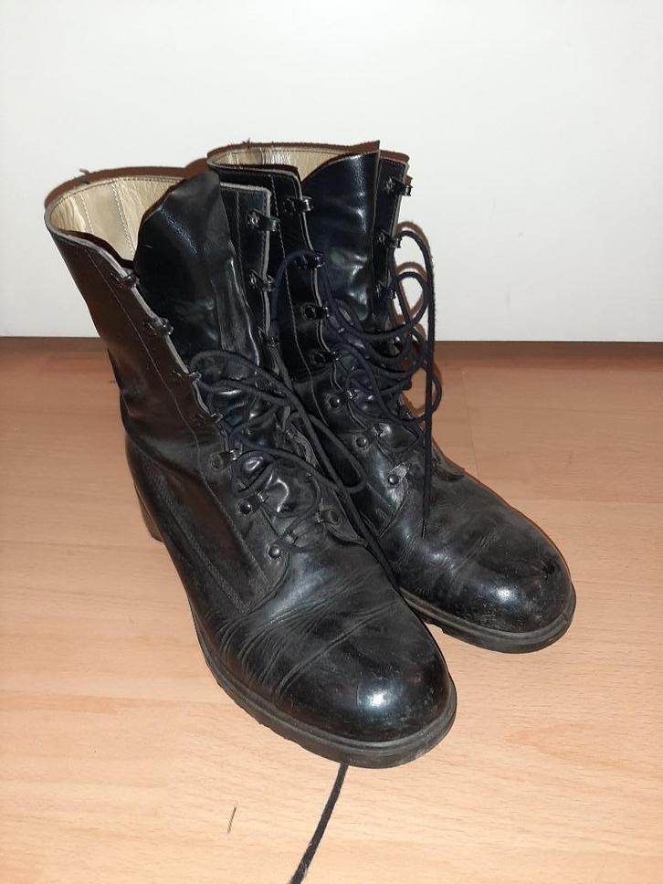 Zwarte leren gevechtslaarzen maat 45 ongevoerd, Verzamelen, Militaria | Algemeen, Luchtmacht, Kleding of Schoenen, Nederland, Ophalen