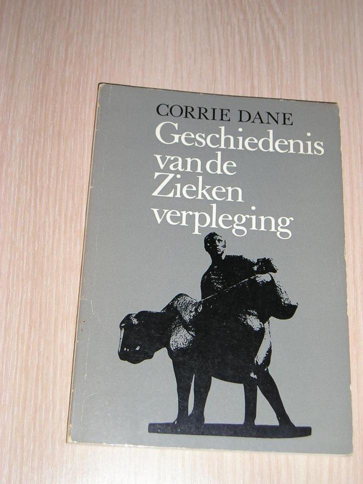 Geschiedenis van de Ziekenverpleging - Corrie Dane, Boeken, Geschiedenis | Vaderland, Gelezen, 20e eeuw of later, Ophalen of Verzenden