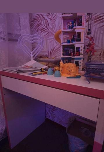 Nette mooi bureau ikea micke  beschikbaar voor biedingen