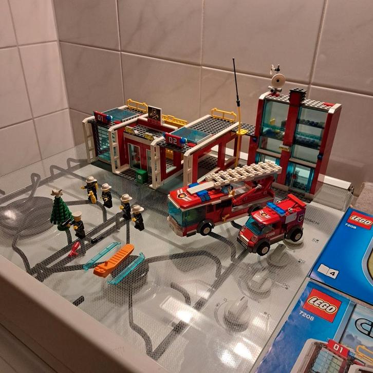 Lego city brandweerstation met boekjes, 7208 - 2009., Kinderen en Baby's, Speelgoed | Duplo en Lego, Zo goed als nieuw, Ophalen of Verzenden