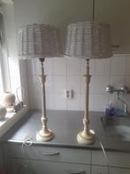 Twee brocante tafellampen met twee verschillende kappen, Huis en Inrichting, Lampen | Tafellampen, Minder dan 50 cm, Ophalen of Verzenden