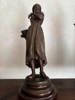 Bronzen beeldje meisje met mand, Ophalen