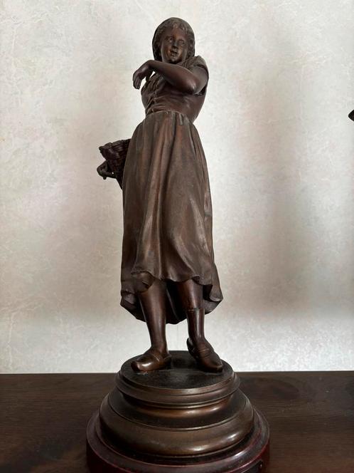 Bronzen beeldje meisje met mand, Antiek en Kunst, Kunst | Beelden en Houtsnijwerken, Ophalen