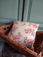 Decoratief nieuw Kussen met Bloemenborduurwerk, Huis en Inrichting, Woonaccessoires | Kussens, Ophalen of Verzenden, Zo goed als nieuw