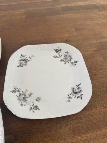 Vintage Borden met Rozenmotief beschikbaar voor biedingen