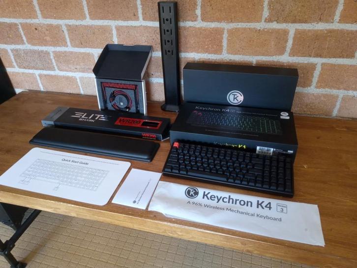 Keychron K4 draadloos toetsenbord met coilkabel en polssteun, Computers en Software, Toetsenborden, Zo goed als nieuw, Qwerty