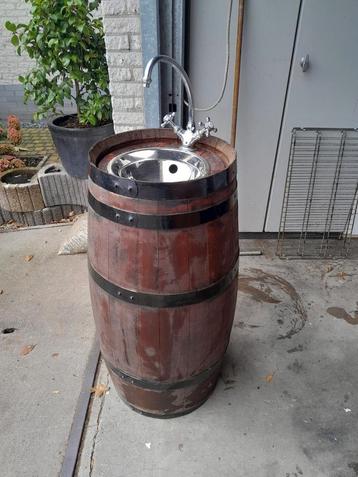 Wijnvat met kraan en wasbak  beschikbaar voor biedingen