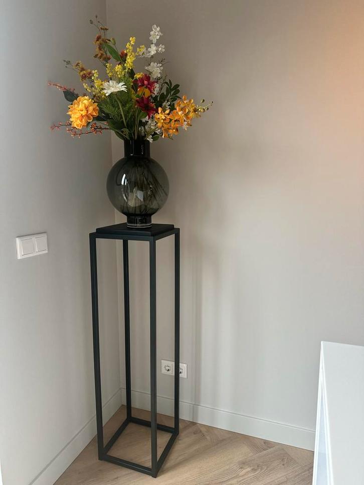 Stalen zuil met vaas en bloemen, Huis en Inrichting, Woonaccessoires | Zuilen en Pilaren, Zo goed als nieuw, Ophalen of Verzenden