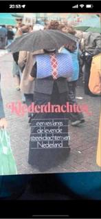 Klederdrachten in Nederland - Een reis door het land, Ophalen of Verzenden, Zo goed als nieuw