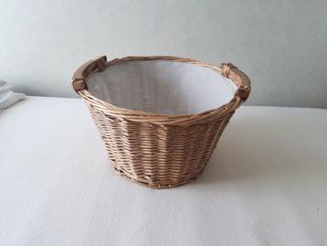 Grote ronde rieten mand beschikbaar voor biedingen