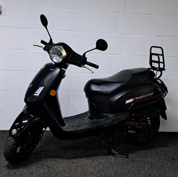 Mat zwarte Sym Fiddle II bromscooter, Fietsen en Brommers, Scooters | SYM, Zo goed als nieuw, Fiddle, Benzine, Ophalen