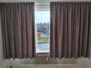Mooie bruine Gordijnen beschikbaar voor biedingen