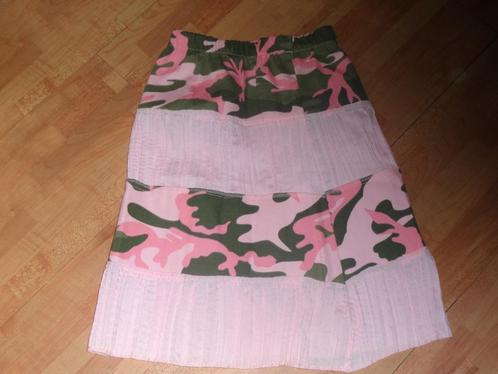 roze met legergroene rok mt 128 als nieuw, Kinderen en Baby's, Kinderkleding | Maat 128, Zo goed als nieuw, Meisje, Jurk of Rok