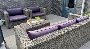 In zeer nette staat Loungeset wicker. 3zits + 2 stoelen beschikbaar voor biedingen