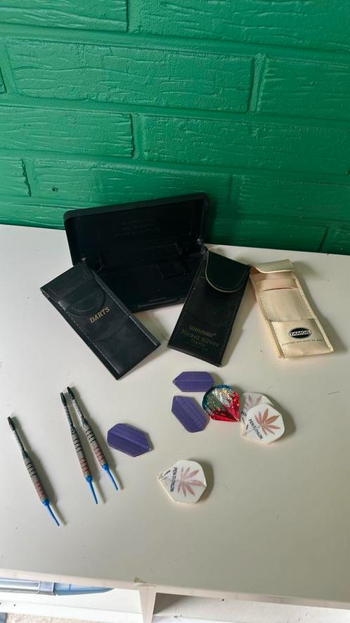 Dartset – darts, cases en flights (uit erfenis, onbekend), Sport en Fitness, Darts, Pijlen, Ophalen of Verzenden