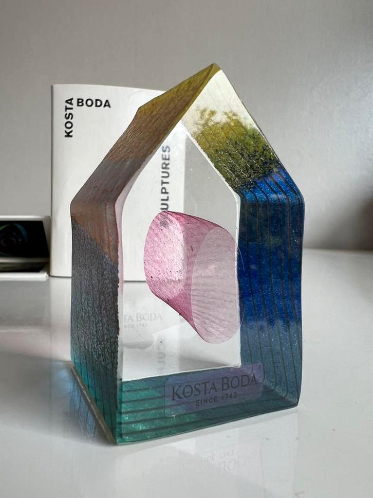 Kosta Boda Art Glass Bertil Vallien ‘Country Living’ House, Antiek en Kunst, Kunst | Designobjecten, Ophalen of Verzenden