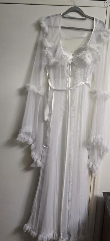 Heel mooi en prachtig witte lingerie set beschikbaar voor biedingen
