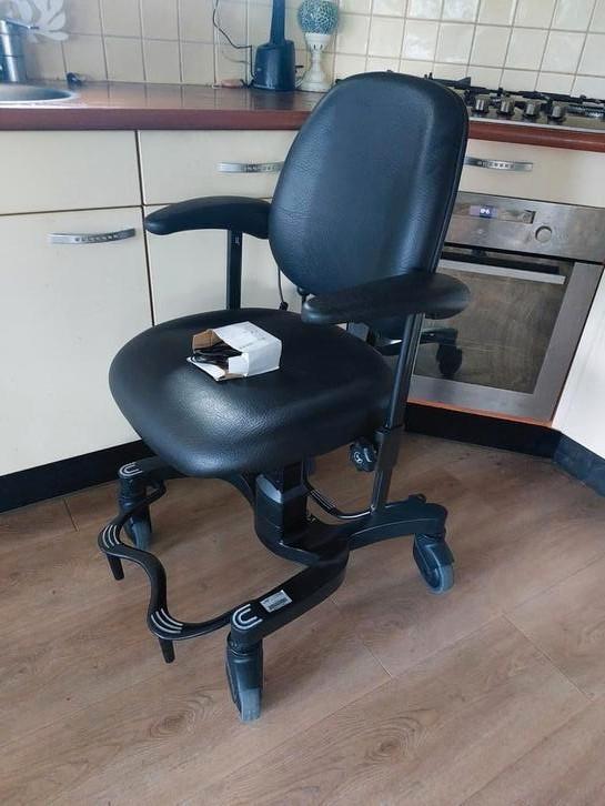 Vela 700EB nieuwste  elektriche model trippelstoel, Diversen, Verpleegmiddelen, Ophalen of Verzenden