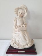 "Meisje met kuikens" Capodimonte beeldje G. Armani., Verzamelen, Beelden en Beeldjes, Ophalen of Verzenden, Zo goed als nieuw