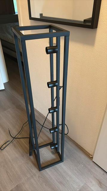 Zwarte industriële lamp beschikbaar voor biedingen