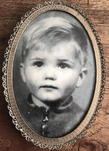 Oud ovaal fotolijstje (974) met een fraaie filigrain lijst beschikbaar voor biedingen