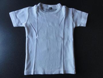 T-shirt / shirt / basic maat 104 jongen beschikbaar voor biedingen