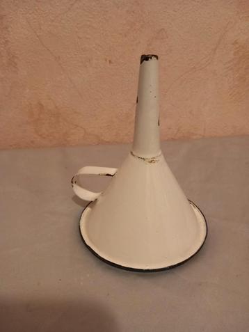 Wit emaille trechtertje beschikbaar voor biedingen