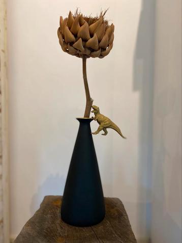Zwart vaasje met gouden dino (handgemaakt) beschikbaar voor biedingen