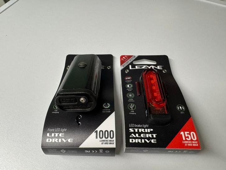 Lezyne Lite Drive 1000XL en Strip Drive 150, Fietsen en Brommers, Fietsaccessoires | Fietsverlichting, Verlichtingsset, Zo goed als nieuw