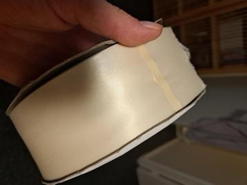 Breed satijnen lint Ivoor kleurig 10 meter lang, 57 mm breed beschikbaar voor biedingen