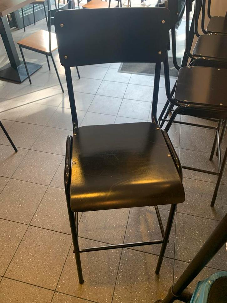 Zwarte barkruk met houten zitting, Huis en Inrichting, Stoelen, Gebruikt, Eén, Metaal, Zwart, Ophalen