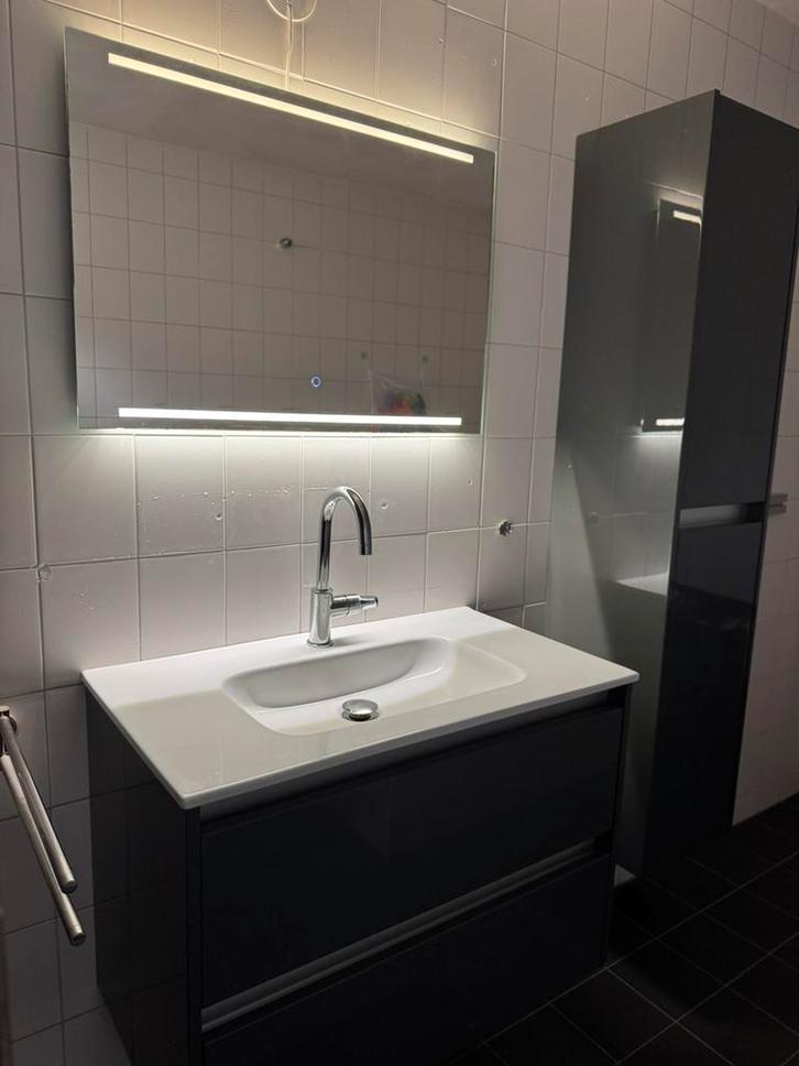 Complete badkamer grijs wit, grohe kranen, Huis en Inrichting, Badkamer | Complete badkamers, Zo goed als nieuw, Met bad, Ophalen