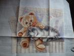 Borduurwerk - Beer met poes op de bank, Ophalen of Verzenden, Zo goed als nieuw