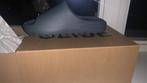 ADIDAS YEEZY SLIDE ONYX, Kleding | Heren, Schoenen, Slippers, Zwart, Nieuw, Ophalen of Verzenden
