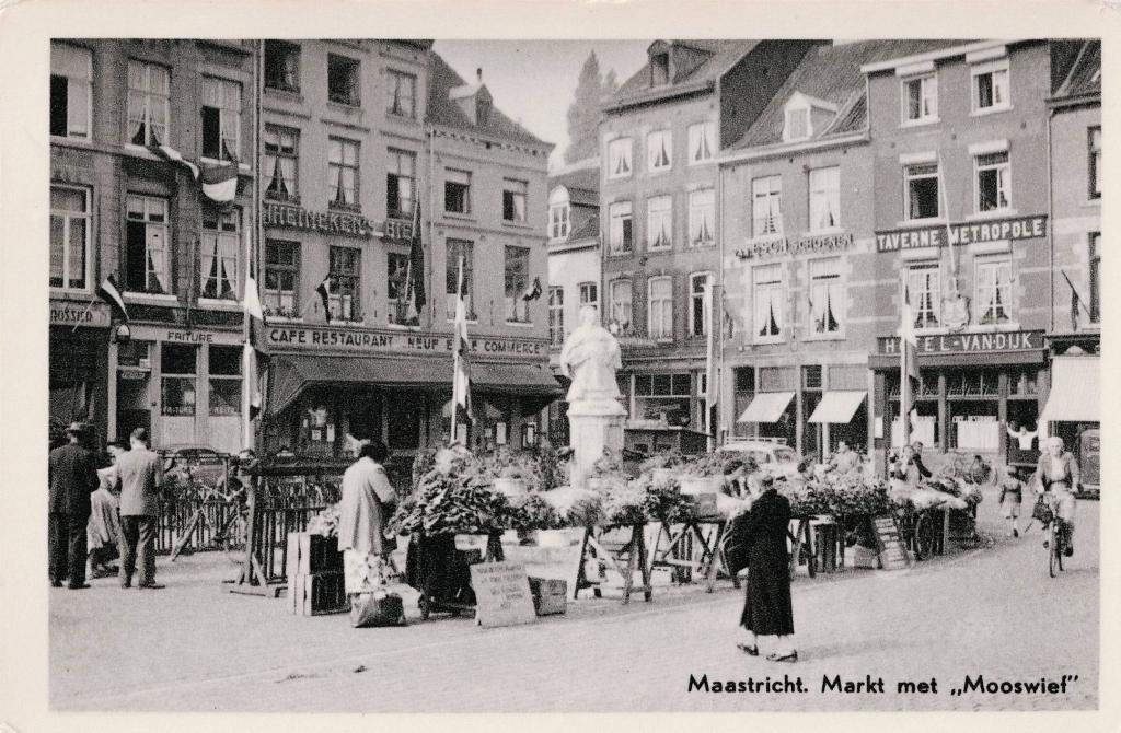 Maastricht – Markt met “Mooswief”. Gelopen Arnhem 1956, Ophalen of Verzenden, 1940 tot 1960, Gelopen, Limburg