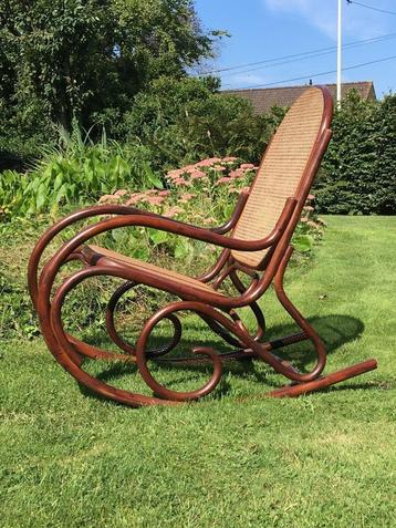 antieke bentwood schommelstoel in Thonet stijl  beschikbaar voor biedingen
