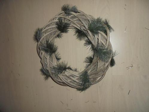 rieten rattan krans met groentakken doorsnede 40 cm nieuw, Huis en Inrichting, Woonaccessoires | Kransen, Nieuw, Ophalen of Verzenden